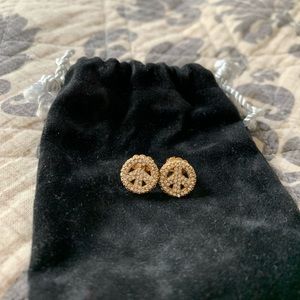 NADRI crystal peace sign earrings | | studs